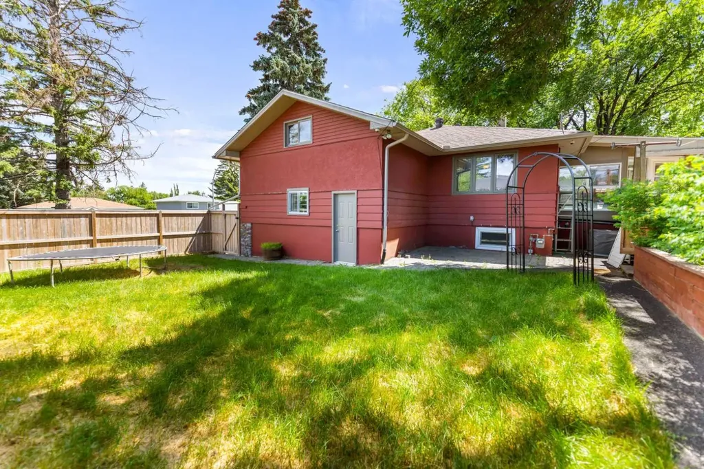 5923 Thorncliffe Drive NW Calgary AB T2K2Z9