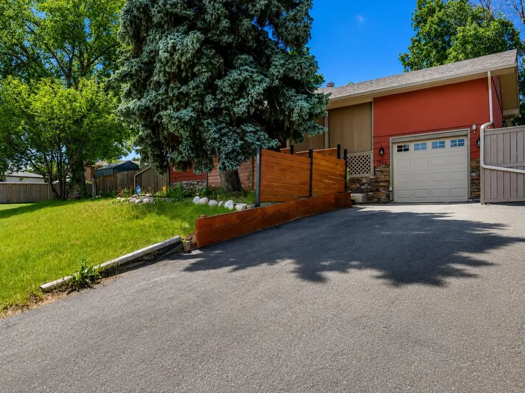5923 Thorncliffe Drive NW Calgary AB T2K2Z9