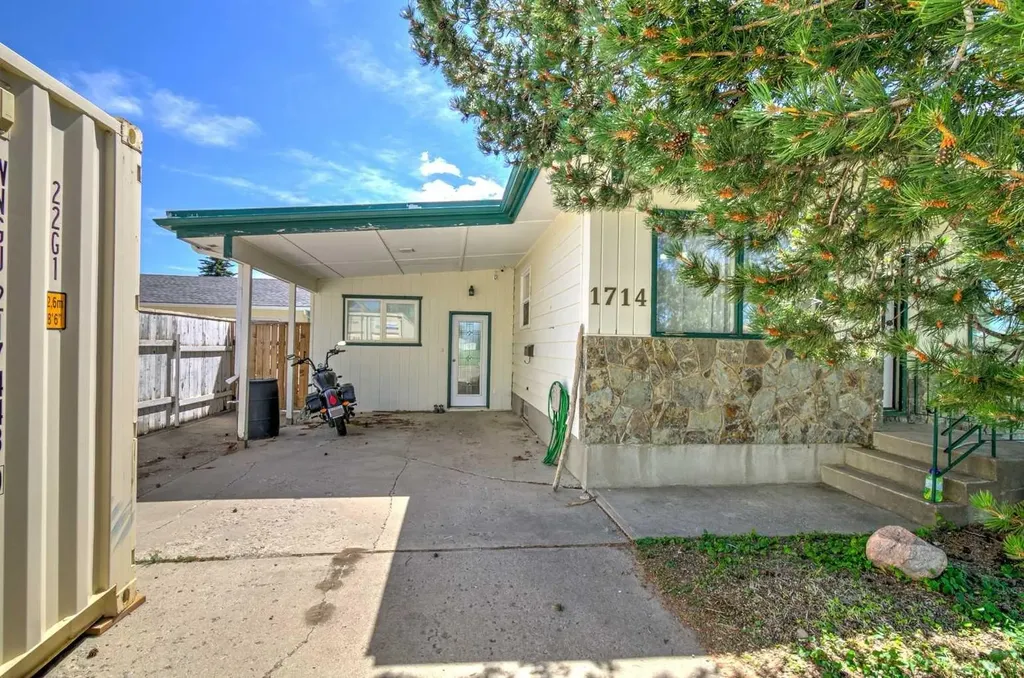 1714 15 Avenue N Lethbridge AB T1H 1W6