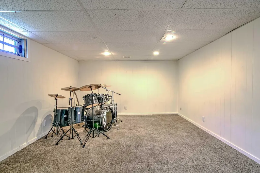 1714 15 Avenue N Lethbridge AB T1H 1W6