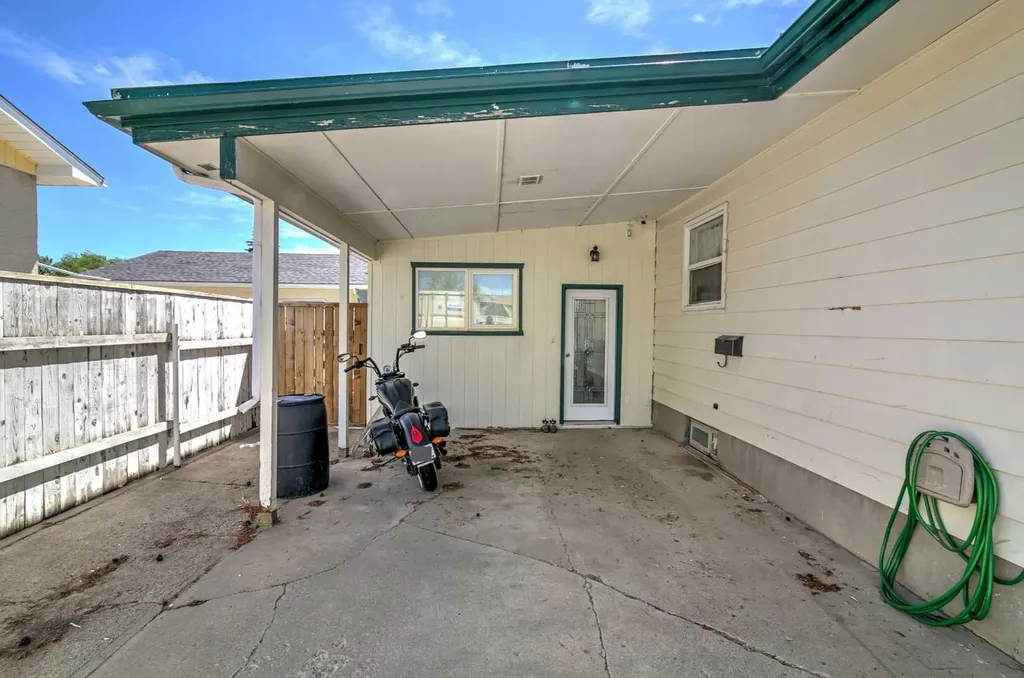 1714 15 Avenue N Lethbridge AB T1H 1W6