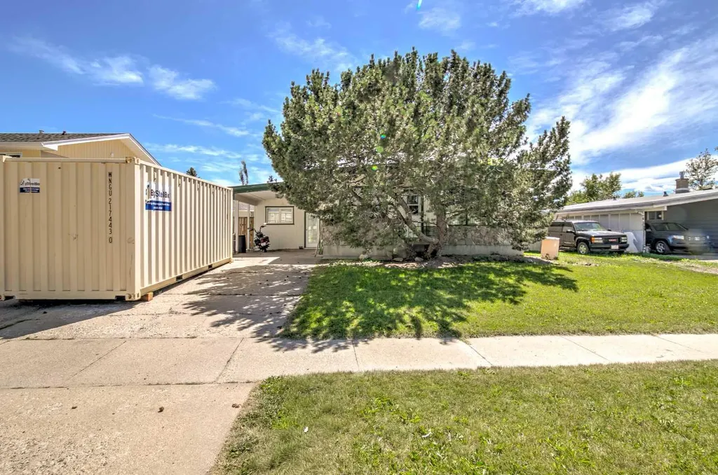 1714 15 Avenue N Lethbridge AB T1H 1W6