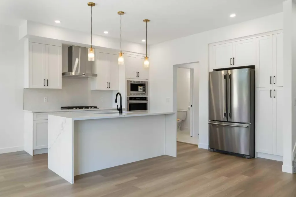 2230 81st Street SW Calgary AB T3H 6M2
