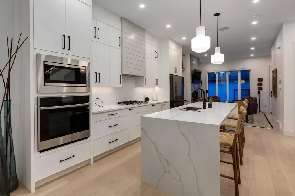 3719 2 Avenue SW Calgary AB T3C 0A2