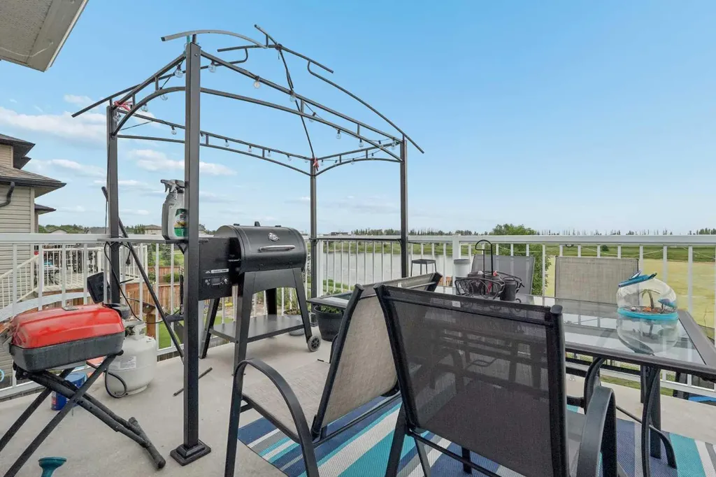 648 Parkside Green Coaldale AB T1M 0B2