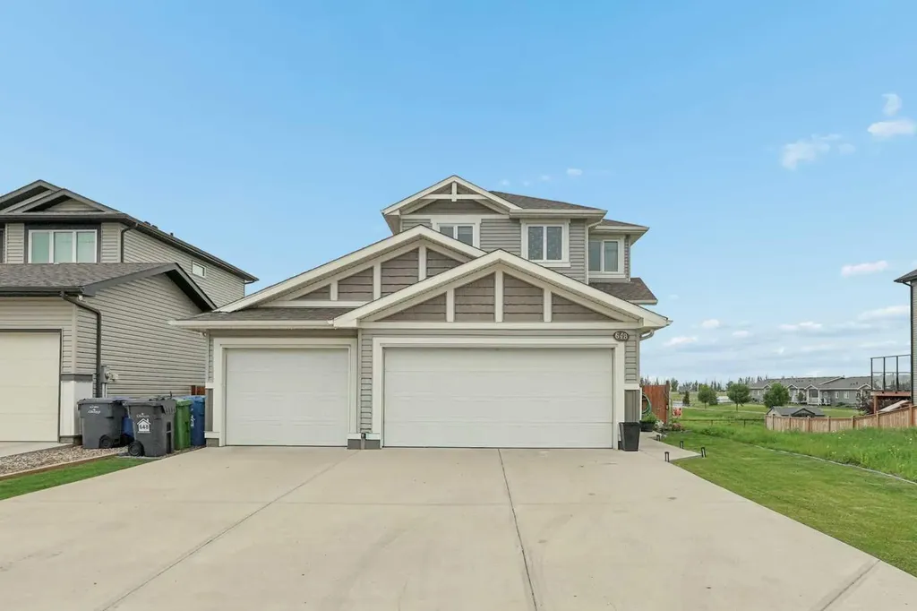 648 Parkside Green Coaldale AB T1M 0B2