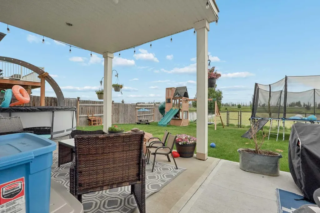 648 Parkside Green Coaldale AB T1M 0B2