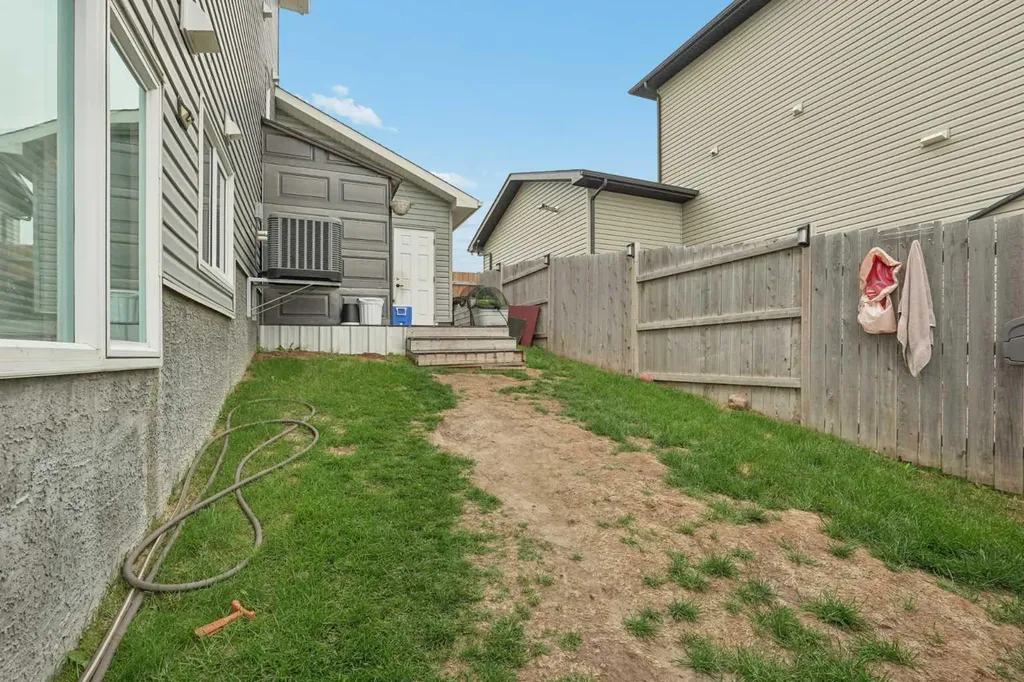 648 Parkside Green Coaldale AB T1M 0B2