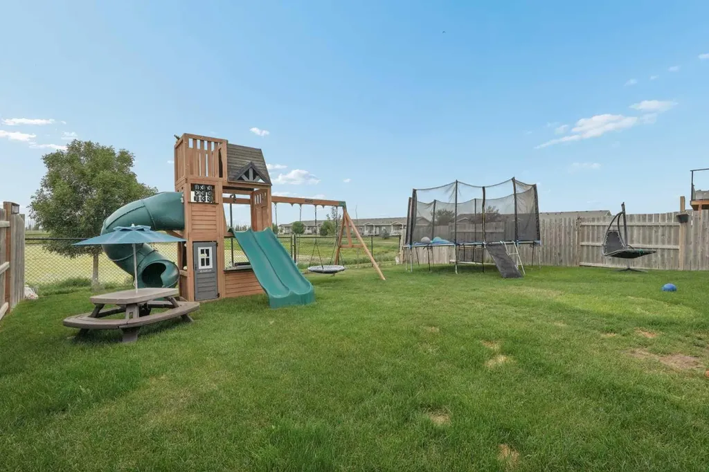 648 Parkside Green Coaldale AB T1M 0B2