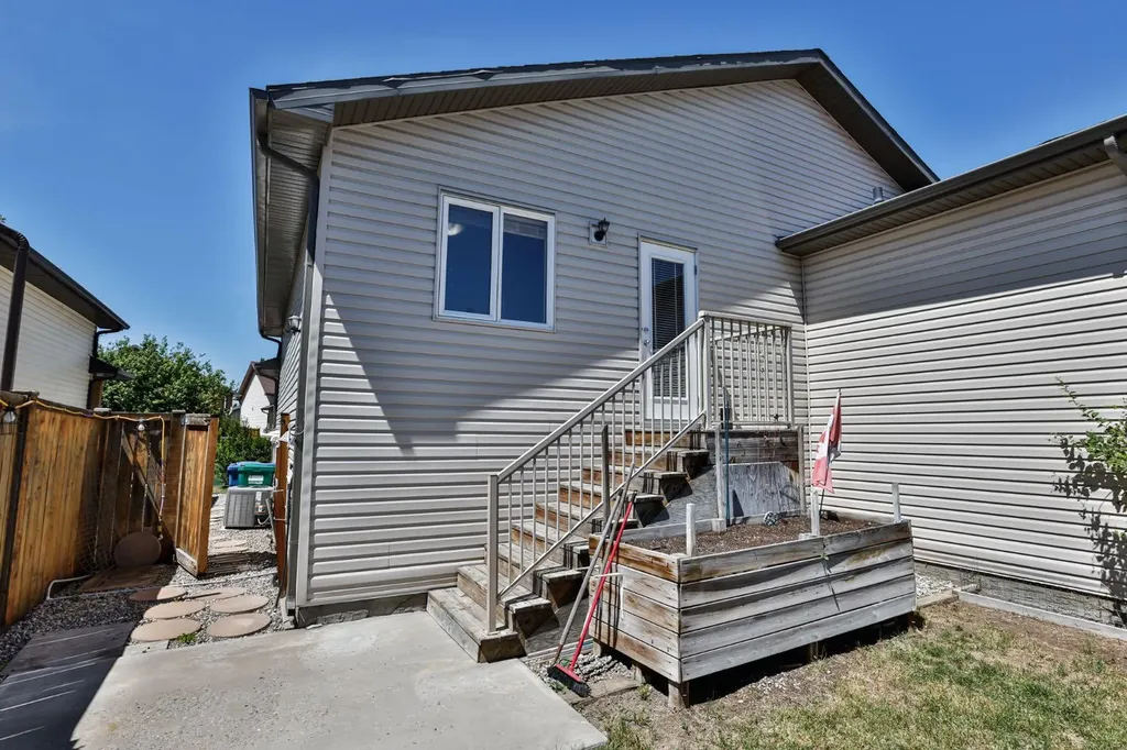 215 Haru Moriyama Place N Lethbridge AB T1H5W4