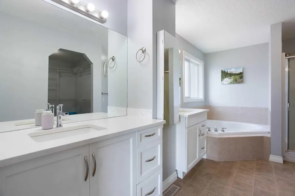 1925 Luxstone Park SW Airdrie AB T4B 3B5