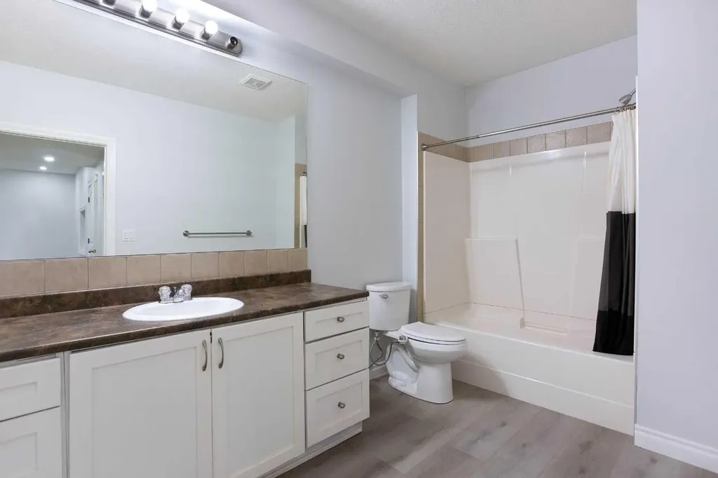 1925 Luxstone Park SW Airdrie AB T4B 3B5