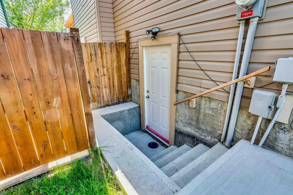 1925 Luxstone Park SW Airdrie AB T4B 3B5