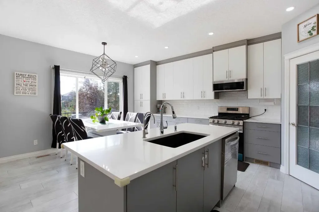 1925 Luxstone Park SW Airdrie AB T4B 3B5