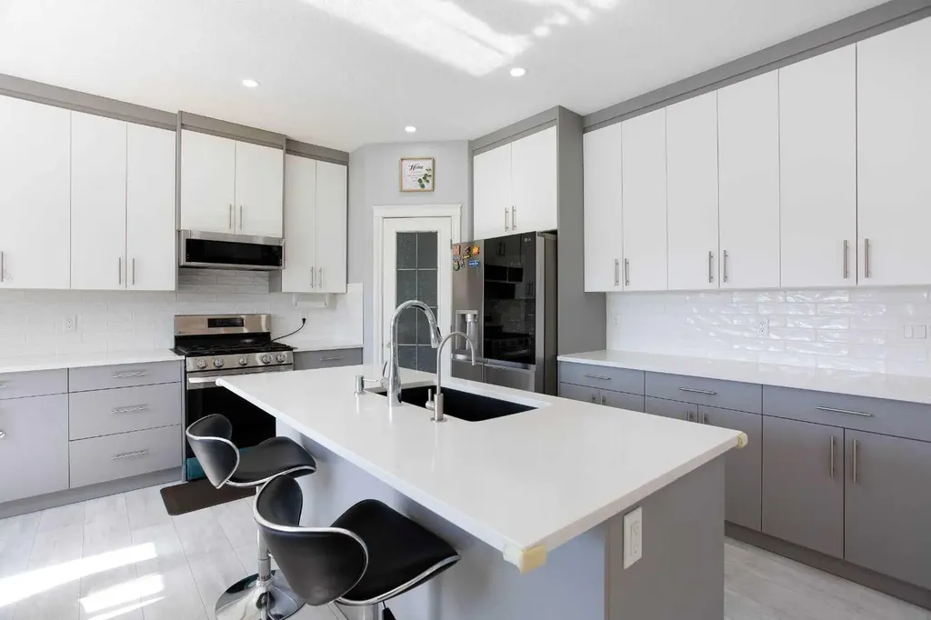 1925 Luxstone Park SW Airdrie AB T4B 3B5