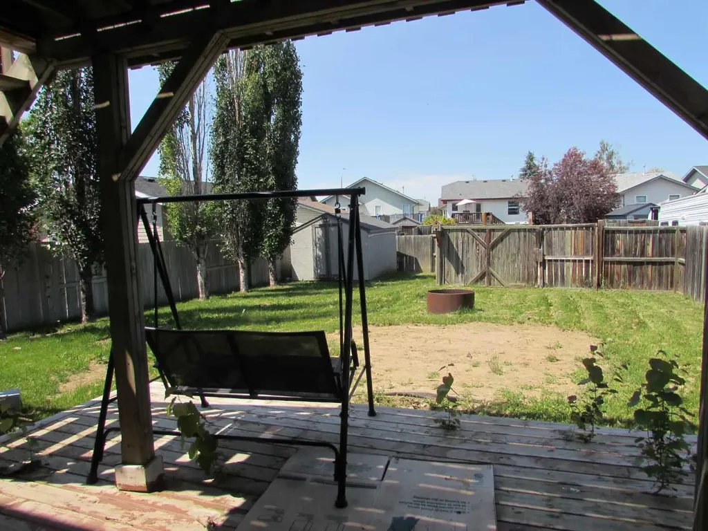 5204 Landsdowne Avenue Blackfalds AB T0M0J0