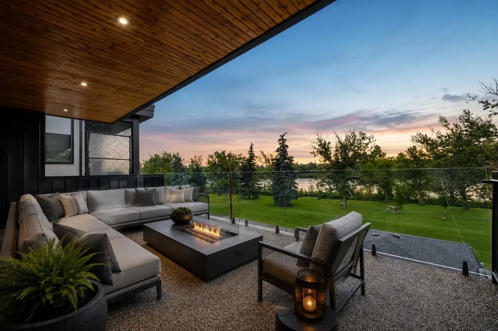 1216 8 Avenue SE Calgary AB T2G 0M7