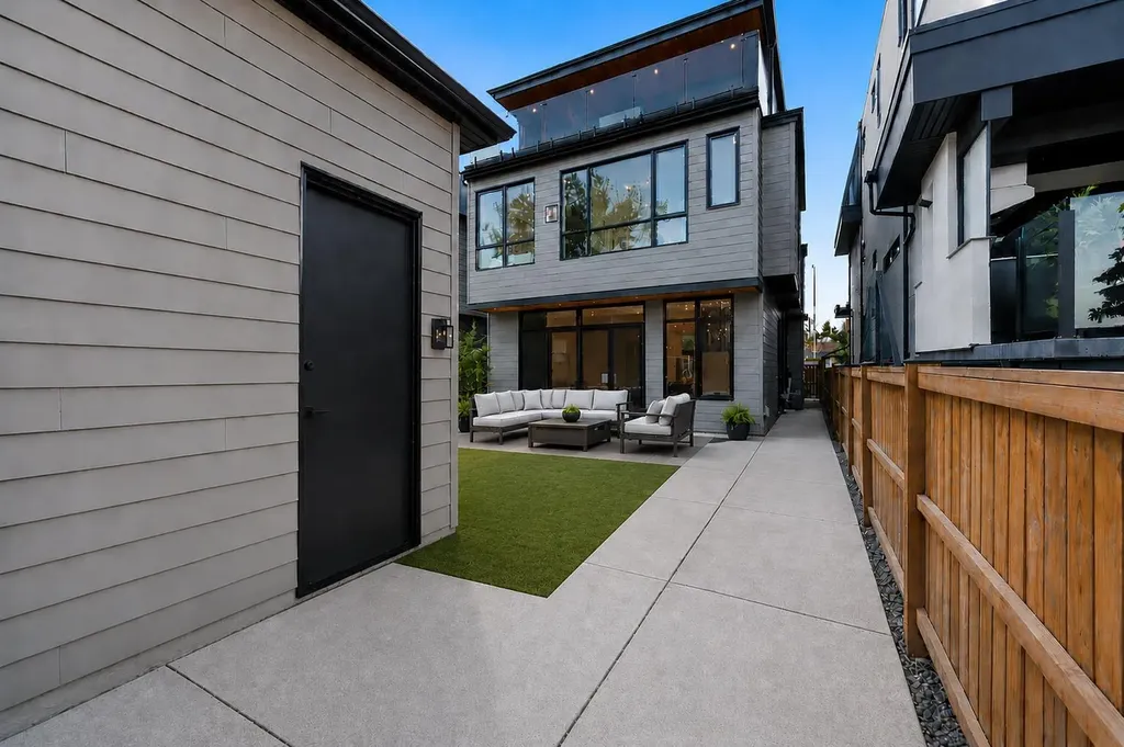 1216 8 Avenue SE Calgary AB T2G 0M7