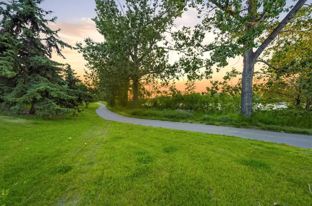 1216 8 Avenue SE Calgary AB T2G 0M7