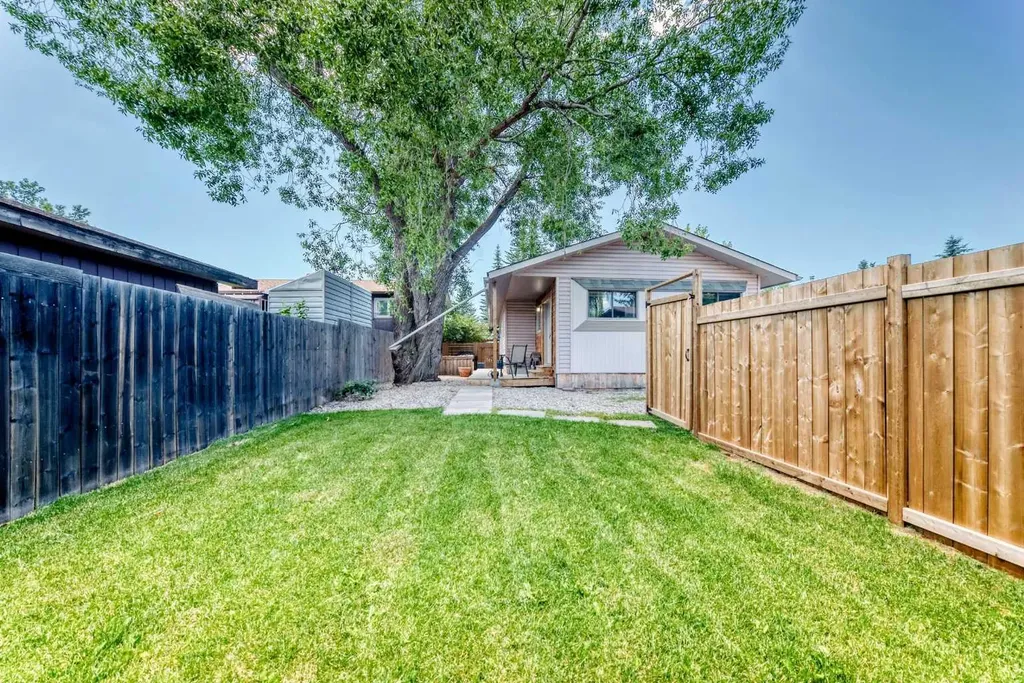 114 Midcrest Crescent SE Calgary AB T2X 1B5