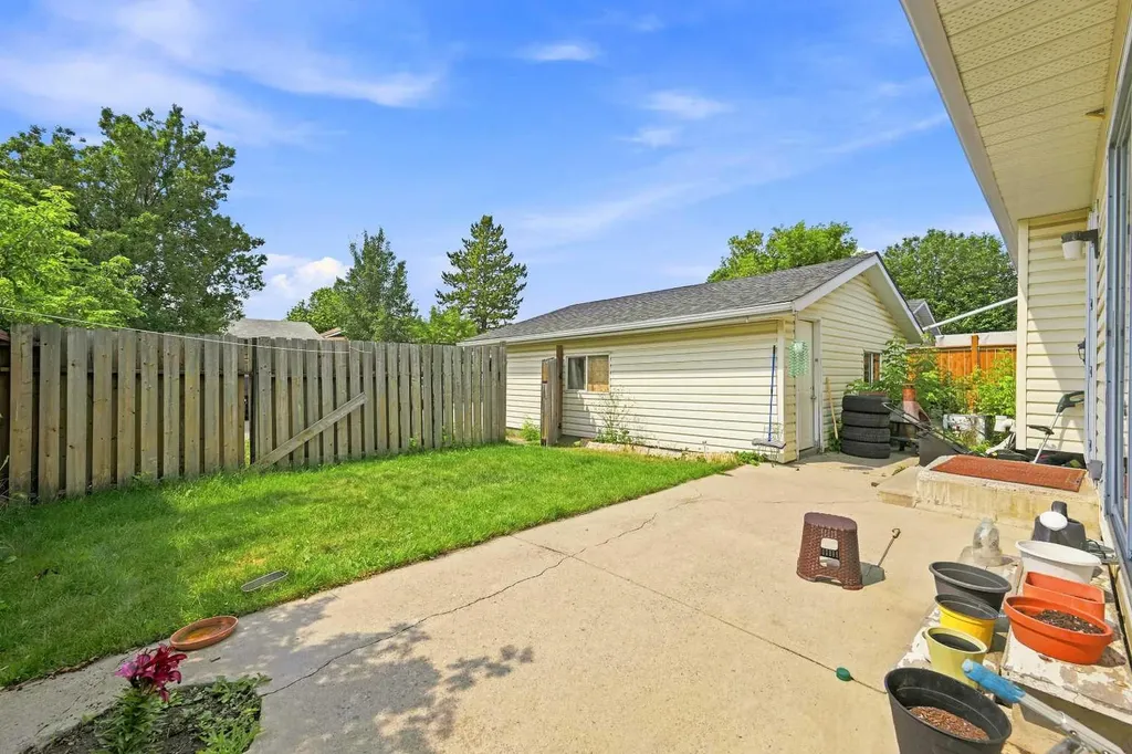 619 Whiteridge Road NE Calgary AB T1Y 2Y7