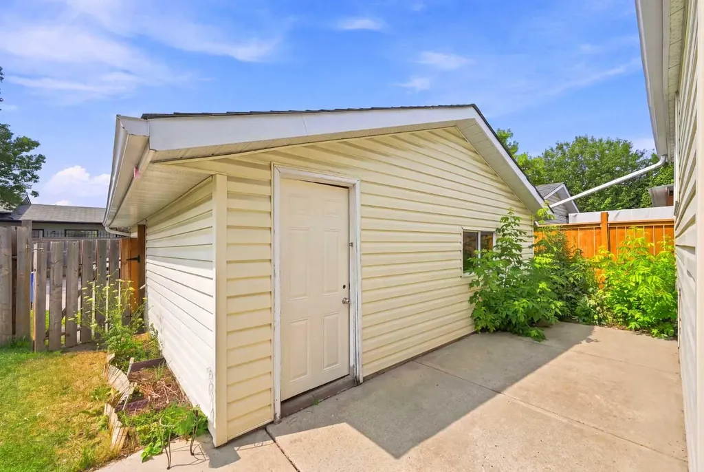 619 Whiteridge Road NE Calgary AB T1Y 2Y7