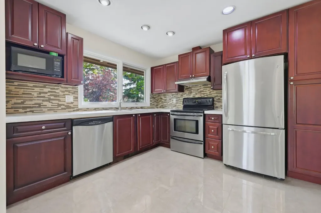 248 Parkland Crescent SE Calgary AB T2J 3Y5