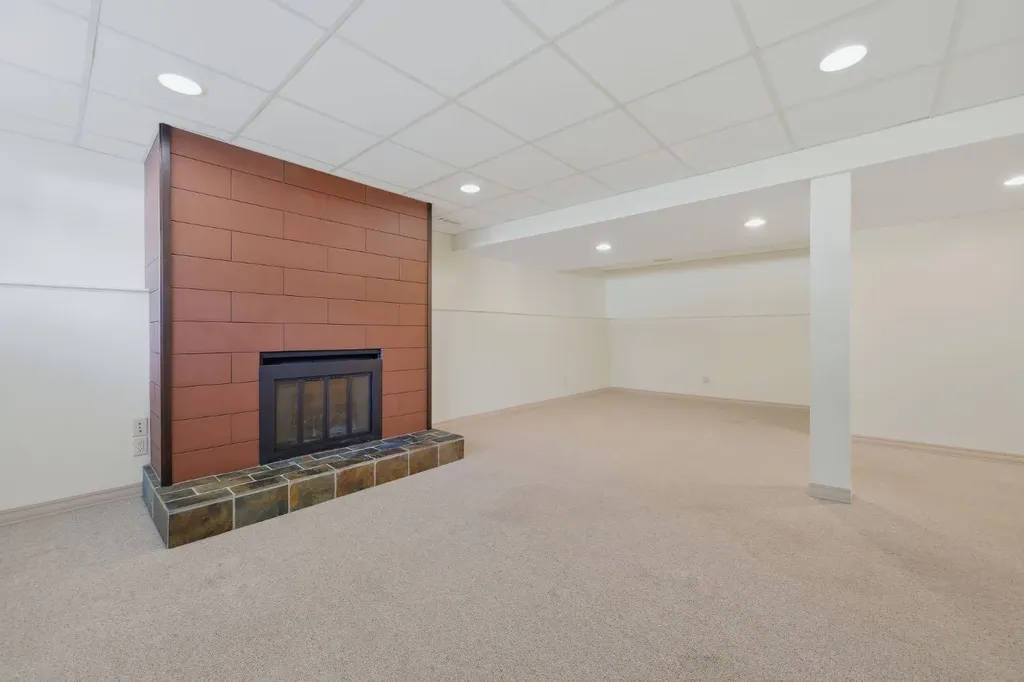 248 Parkland Crescent SE Calgary AB T2J 3Y5