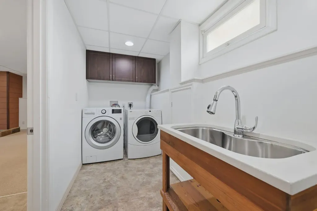 248 Parkland Crescent SE Calgary AB T2J 3Y5