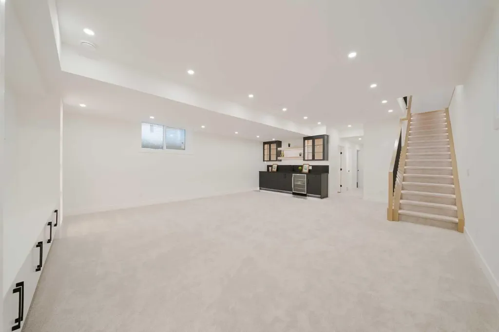 2207 Victoria Crescent NW Calgary AB T2M 4E4