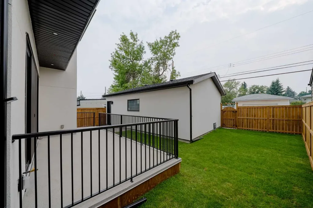 2207 Victoria Crescent NW Calgary AB T2M 4E4
