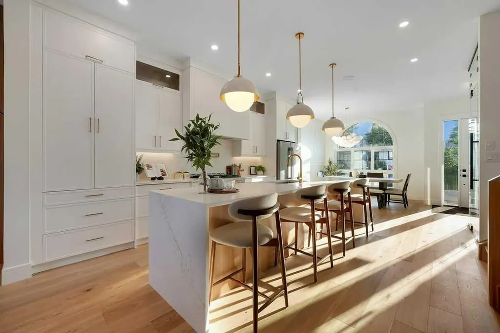 2212 35 Street SW Calgary AB T3E 2X8