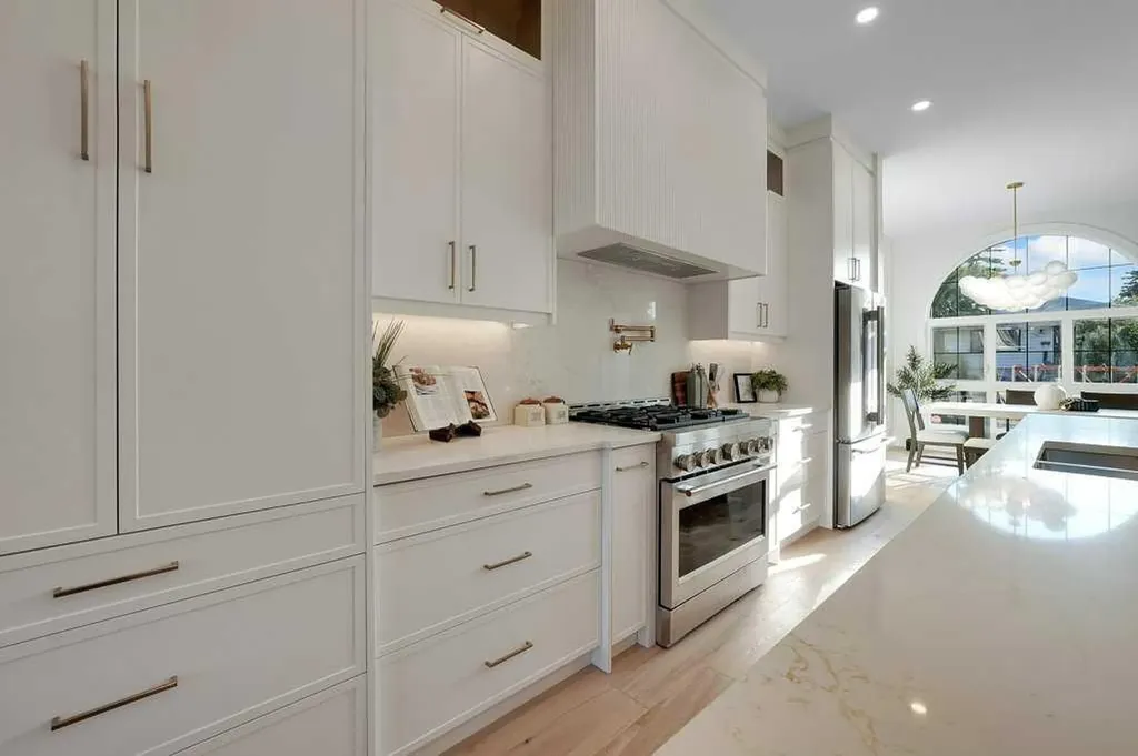 2212 35 Street SW Calgary AB T3E 2X8
