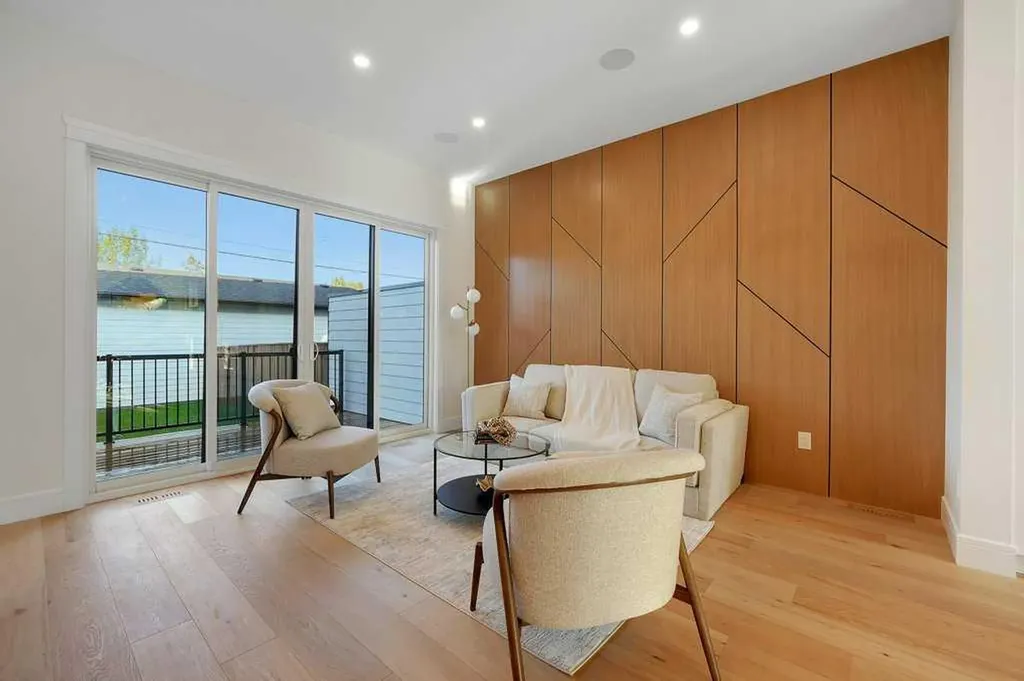 2212 35 Street SW Calgary AB T3E 2X8