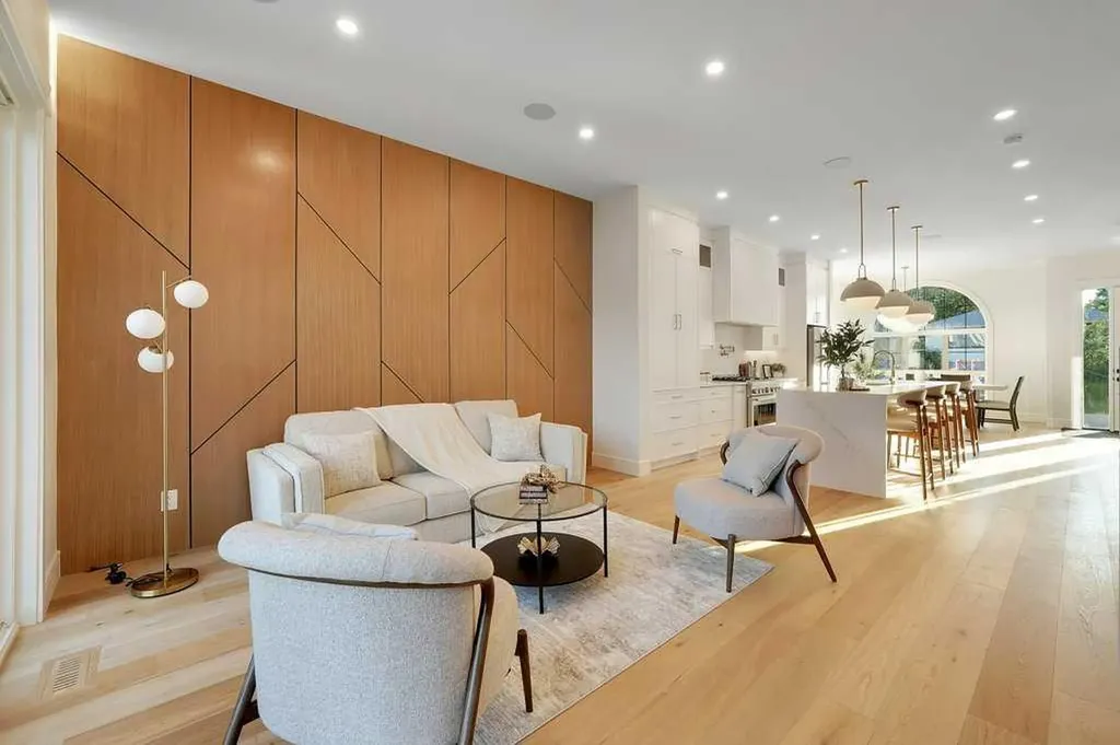 2212 35 Street SW Calgary AB T3E 2X8