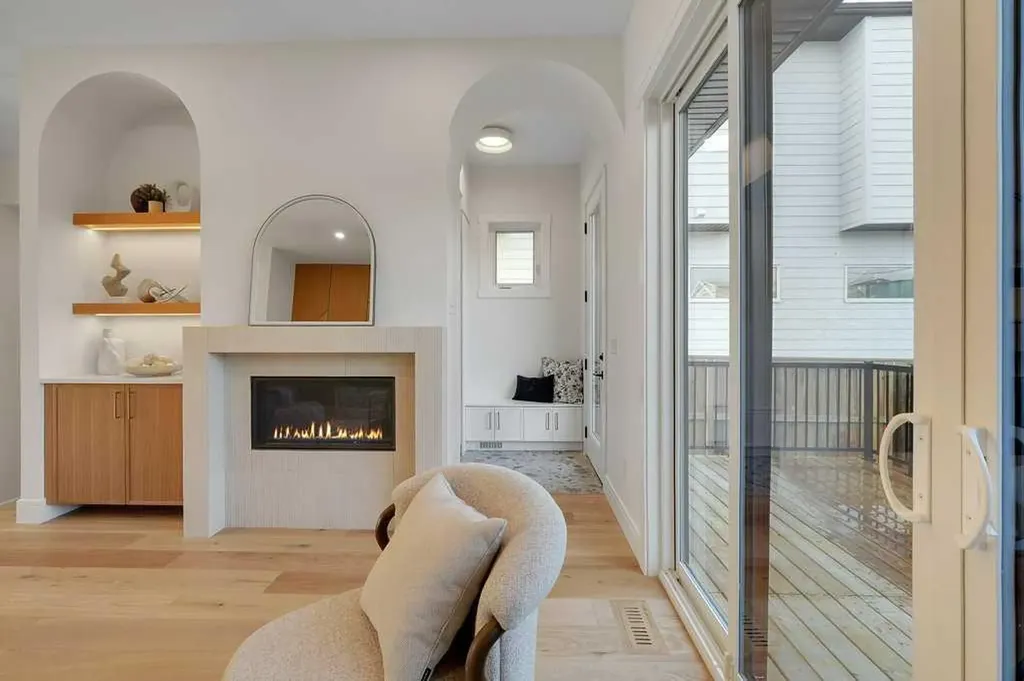 2212 35 Street SW Calgary AB T3E 2X8