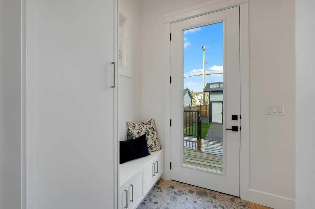 2212 35 Street SW Calgary AB T3E 2X8