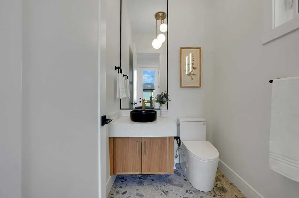 2212 35 Street SW Calgary AB T3E 2X8