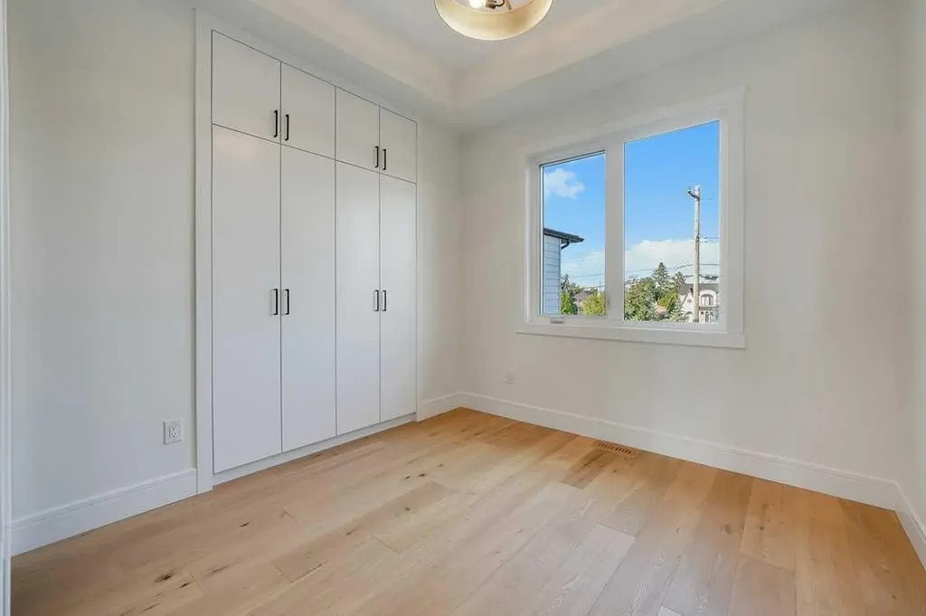 2212 35 Street SW Calgary AB T3E 2X8