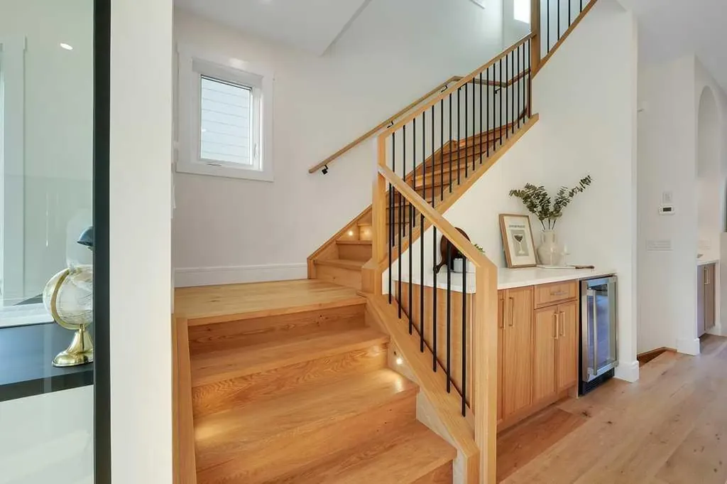 2212 35 Street SW Calgary AB T3E 2X8