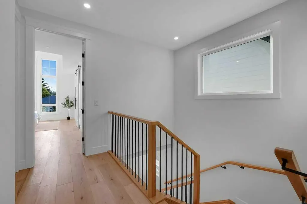 2212 35 Street SW Calgary AB T3E 2X8