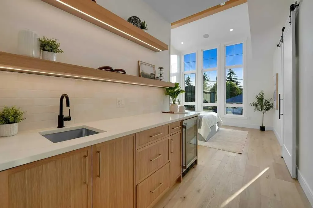 2212 35 Street SW Calgary AB T3E 2X8