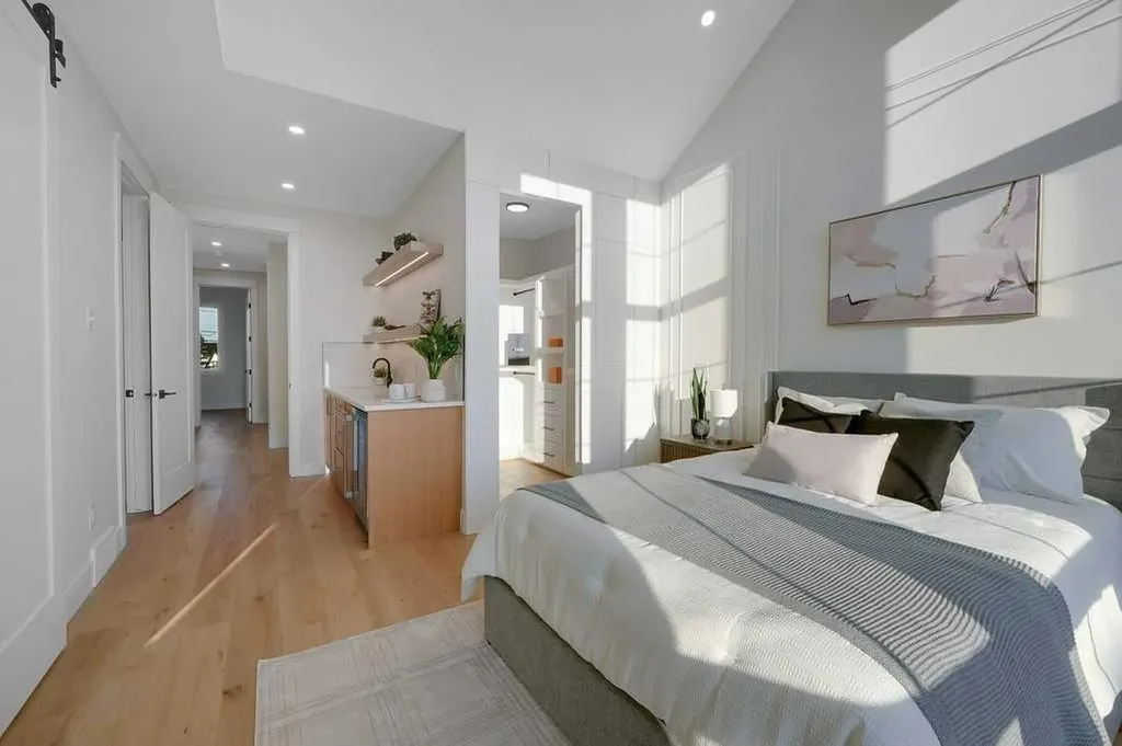 2212 35 Street SW Calgary AB T3E 2X8