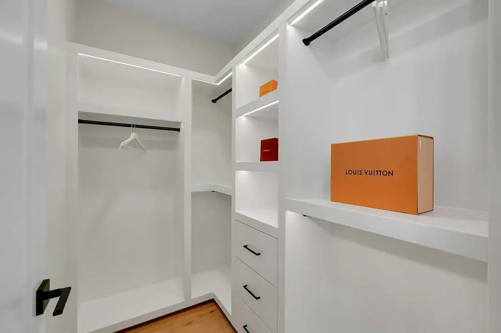 2212 35 Street SW Calgary AB T3E 2X8