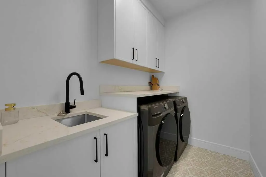 2212 35 Street SW Calgary AB T3E 2X8