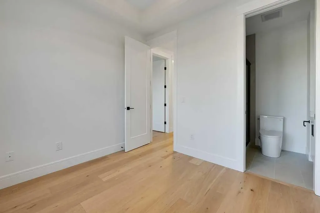 2212 35 Street SW Calgary AB T3E 2X8