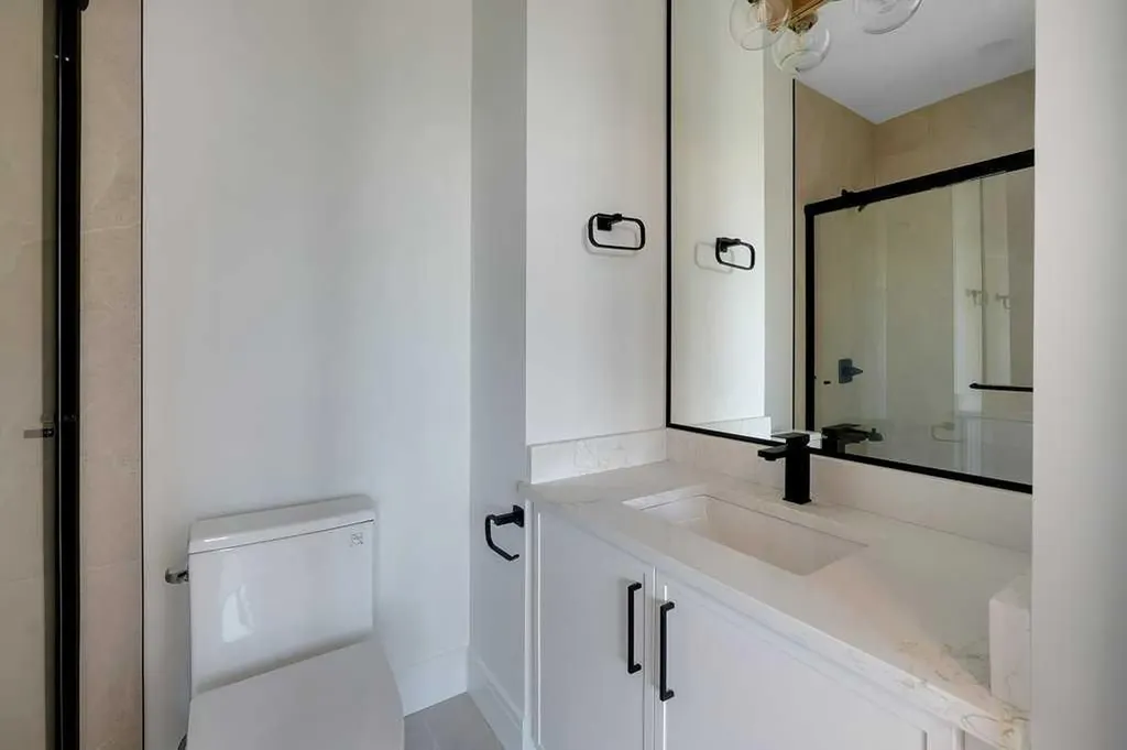 2212 35 Street SW Calgary AB T3E 2X8