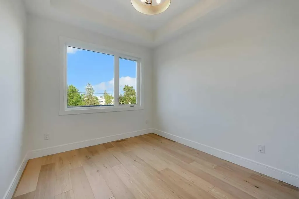 2212 35 Street SW Calgary AB T3E 2X8