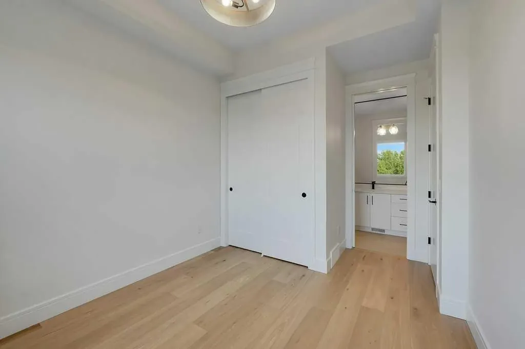 2212 35 Street SW Calgary AB T3E 2X8