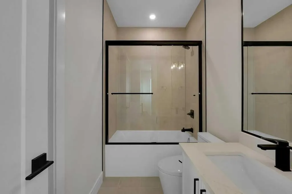 2212 35 Street SW Calgary AB T3E 2X8
